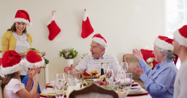Noel Baba Şapkalı Beyaz Kadın Tüm Aileye Yemek Servisi Yapıyor — Stok video