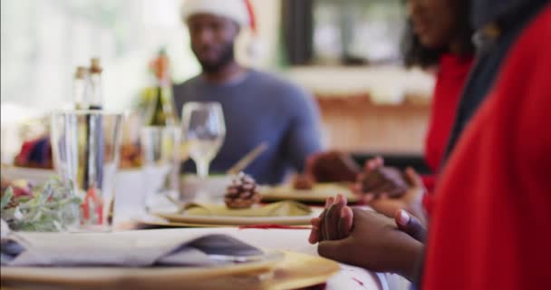 Eine Afroamerikanische Familie Mit Weihnachtsmützen Hält Händchen Und Betet Sie — Stockvideo