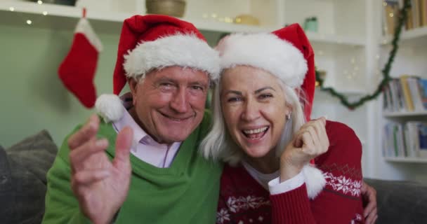 Retrato Feliz Pareja Ancianos Caucásicos Celebrando Navidad Vistiendo Sombreros Santa — Vídeos de Stock