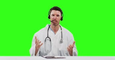 Yeşil ekranda beyaz erkek doktor var. Omuzlarında steteskop ve laboratuvar önlüğü olan bir adam telefon kulaklığı takıyor ve konuşuyor..