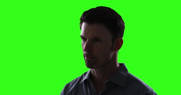 Blanke Man Groene Achtergrond Man Kijkt Weg Van Camera Houdt — Stockvideo