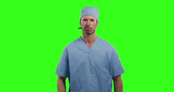 Yeşil Ekranda Beyaz Erkek Doktor Var Önlük Giymiş Kollarını Kavuşturmuş — Stok video