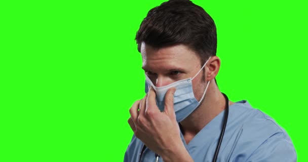 Kaukasischer Arzt Mit Gesichtsmaske Auf Grünem Hintergrund Mann Mit Peelings — Stockvideo