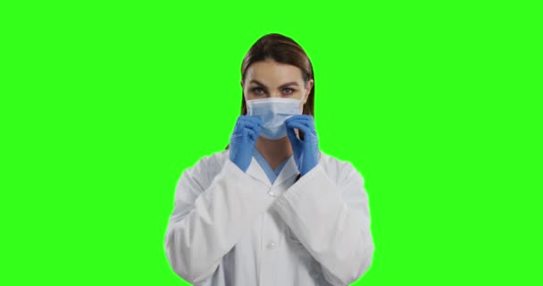 Médecin Féminin Caucasien Portant Masque Facial Sur Fond Vert Portrait — Video
