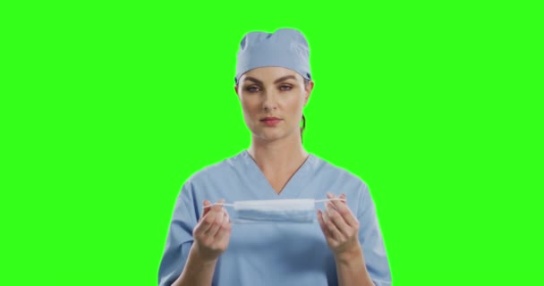 白种人女医生戴着绿屏背景的面罩 头戴面罩的女人的肖像 食管癌大流行期间医学专业的卫生情况 — 图库视频影像