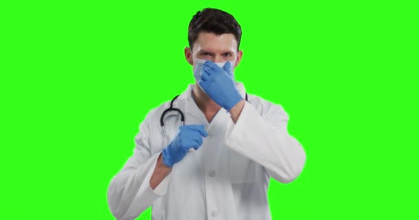 Medico Maschio Caucasico Che Indossa Maschera Sfondo Schermo Verde Ritratto — Video Stock