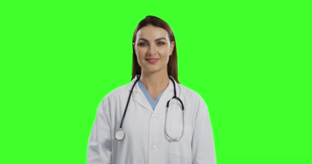 Běloška Doktorka Pozadí Zelené Obrazovky Portrét Ženy Laboratorním Plášti Zkříženýma — Stock video