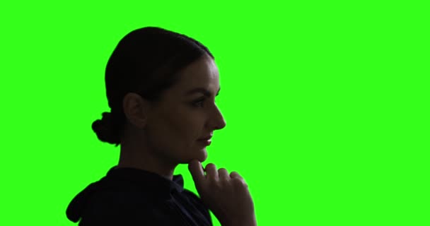 Blanke Vrouw Groene Achtergrond Vrouw Kijkt Weg Van Camera Houdt — Stockvideo