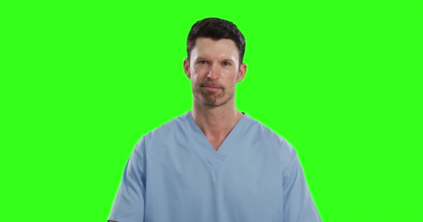 Yeşil Ekranda Beyaz Erkek Doktor Var Kollarını Kavuşturup Kameraya Bakan — Stok video