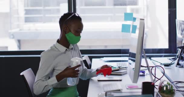 Afroamerikanerin Mit Mundschutz Putzt Ihren Schreibtisch Modernen Büro Mit Desinfektionsmittel — Stockvideo