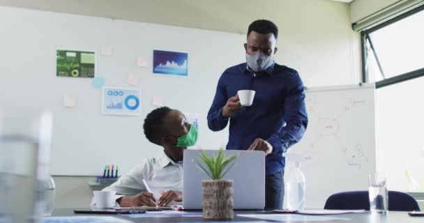 Hombre Afroamericano Mujer Afroamericana Con Máscaras Faciales Discutiendo Sobre Portátil — Vídeo de stock