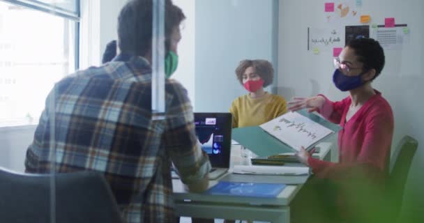 Diversi Colleghi Indossano Maschere Facciali Ufficio Alla Riunione Parlare Distanza — Video Stock
