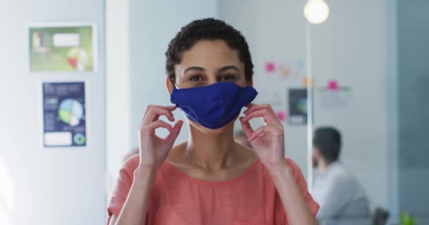 Portrét Bělošky Jak Upravuje Masku Moderní Kanceláři Hygiena Sociální Distancování — Stock video