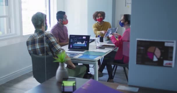 마스크를 동료들 현대식 사무실의 회의실에서 일하고 있습니다 코로나 바이러스가 맹위를 — 비디오