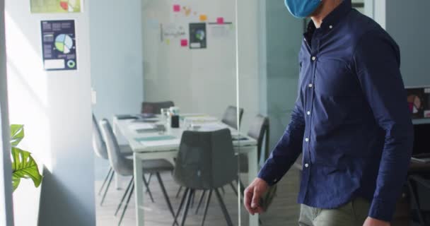 Caucasian Man Wearing Face Mask Crossing His Arms Looking Out — Stock Video