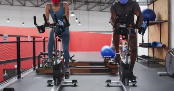 Uomo Donna Indossano Maschere Che Toccano Gomiti Palestra Salutarsi Mentre — Video Stock