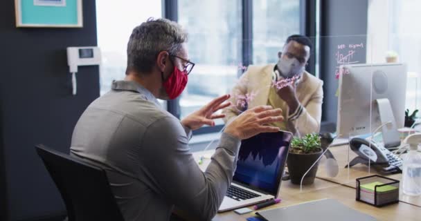 Různí Kolegové Mužských Kancelářích Maskách Diskutují Moderní Kanceláři Společenské Distancování — Stock video