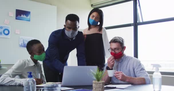 Коллеги Офису Надевают Маски Лица Используя Ноутбук Вместе Конференц Зале — стоковое видео