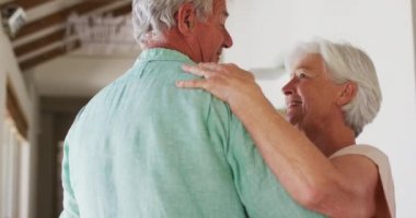 Mutlu Kafkasyalı çift evde dans ediyor.