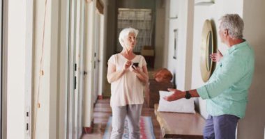 Mutlu Kafkasyalı çift evde dans ediyor.