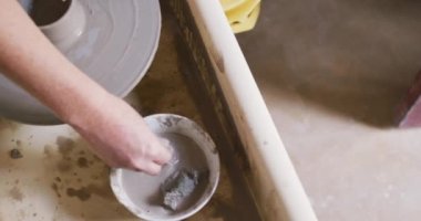 Çömlek atölyesindeki çömlek çarkında çömlek yapan kadın çömlekçiye yakından bakın. Coronavirus codemic 19 salgını sırasında çömlek atölyesinde hijyen ve sosyal mesafeler.