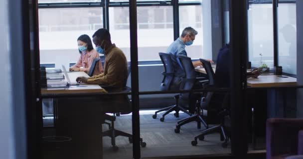 Коллеги Офису Масках Работают Сидя Своих Столах Современном Офисе Социальная — стоковое видео