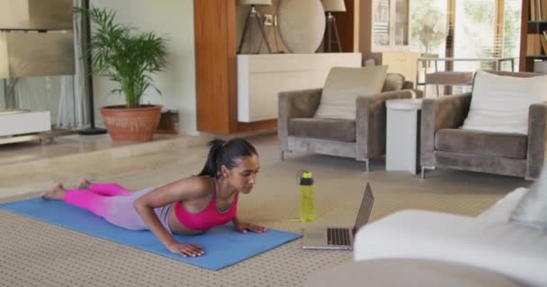 Mujer de raza mixta practicando yoga en casa — Vídeos de Stock