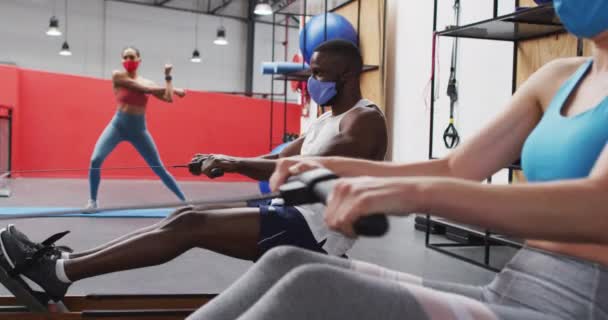 Diversi Gruppi Indossano Maschere Facciali Che Allenano Palestra Uomo Donna — Video Stock