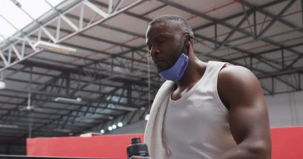 Hombre Afroamericano Usando Mascarilla Baja Bebiendo Gimnasio Hombre Musculoso Tomando — Vídeo de stock