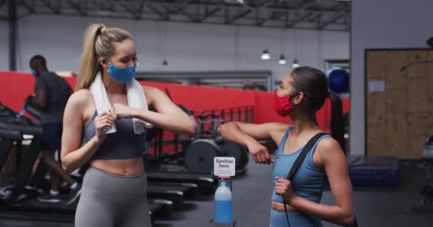 Twee Fitte Blanke Vrouwen Met Gezichtsmasker Begroeten Elkaar Door Ellebogen — Stockvideo