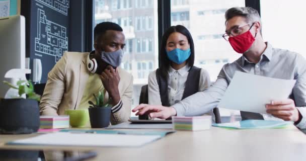 Diversos Colegas Escritório Usando Máscaras Faciais Discutindo Juntos Escritório Moderno — Vídeo de Stock