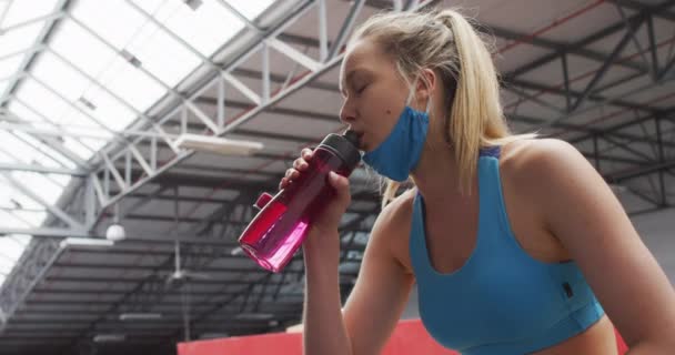 Mujer Caucásica Con Mascarilla Baja Bebiendo Agua Gimnasio Mujer Rubia — Vídeos de Stock