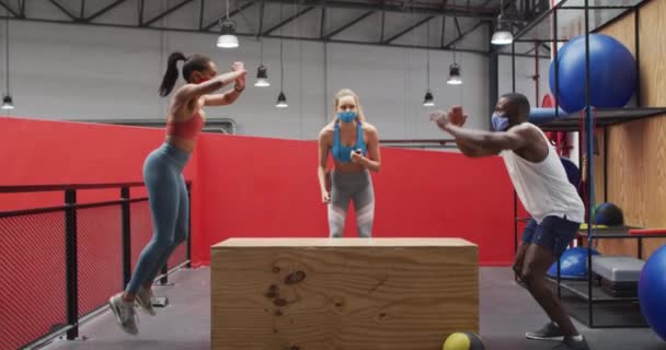 Различные Мужчины Женщины Прыгают Коробке Масках Лица Спортзале Кавказская Женщина — стоковое видео