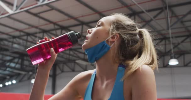 Mujer Caucásica Con Mascarilla Baja Bebiendo Agua Gimnasio Mujer Rubia — Vídeos de Stock