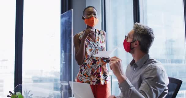 Modern Ofiste Cam Tahtaya Yazı Yazarken Tartışan Çeşitli Erkek Kadın — Stok video