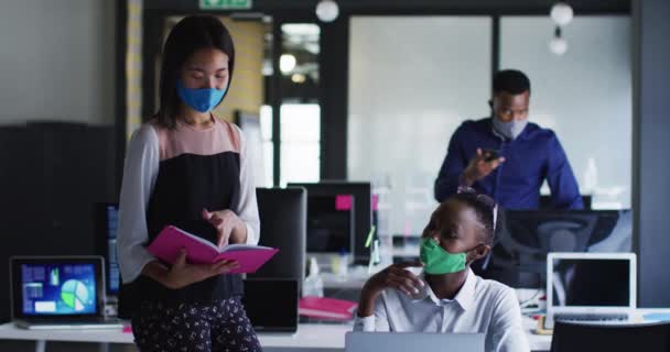 아프리카 미국인 아시아 마스크를 사무실에서 토론하고 있습니다 코로나 바이러스 유행병 — 비디오