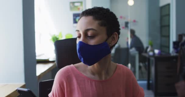 Donna Caucasica Che Indossa Maschera Viso Starnutire Sul Gomito Ufficio — Video Stock