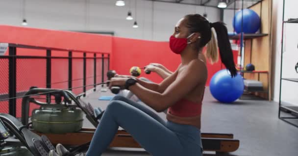 Diverse Groepen Dragen Gezichtsmaskers Die Trainen Sportschool Twee Vrouwen Die — Stockvideo