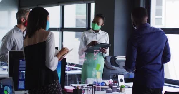 Kontorskollegor Som Bär Ansiktsmasker Diskuterar Med Varandra Moderna Kontor Social — Stockvideo