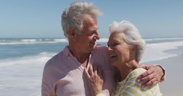 Szczęśliwa, starsza, kaukaska para obejmująca się nawzajem na plaży — Wideo stockowe