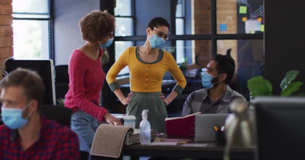 Diverse Collega Dragen Gezichtsmaskers Die Samen Discussiëren Modern Kantoor Hygiëne — Stockvideo