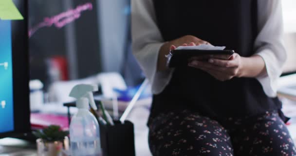 Mitten Kvinna Rengöring Digital Tablett Med Vävnad Moderna Kontor Social — Stockvideo