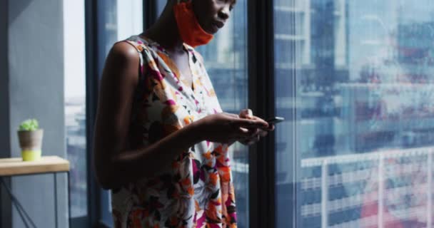 Afroamerikanerin Mit Gesichtsmaske Den Hals Mit Smartphone Modernen Büro Soziale — Stockvideo