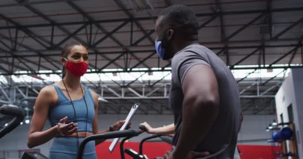 Mixed Race Fitnesstrainerin Mit Gesichtsmaske Fitnessstudio Hygiene Fitnessstudio Bei Coronavirus — Stockvideo