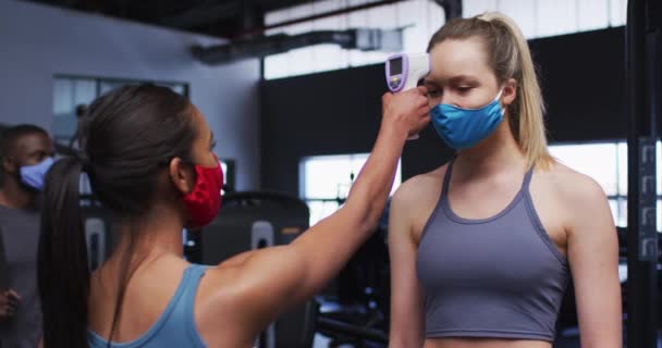 Fit Blanke Vrouw Dragen Gezichtsmasker Meten Temperatuur Van Fit Blanke — Stockvideo