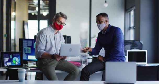 Diverse Männliche Kollegen Mit Gesichtsmasken Diskutieren Laptop Modernen Büro Soziale — Stockvideo