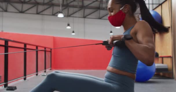 Gemengde Race Vrouw Dragen Gezichtsmasker Oefenen Sportschool Aan Het Trainen — Stockvideo
