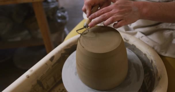 Vista Perto Oleiro Fêmea Usando Ferramenta Loop Para Acabamento Cerâmica — Vídeo de Stock