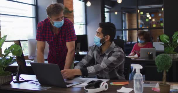 Різні Чоловіки Колеги Масках Обличчя Обговорюють Ноутбук Сучасному Офісі Гігієна — стокове відео