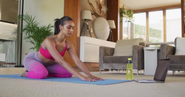 Mujer de raza mixta practicando yoga en casa — Vídeo de stock